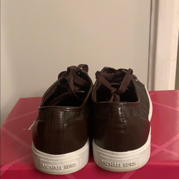 Casual Sneaker - Picture 2 of 3